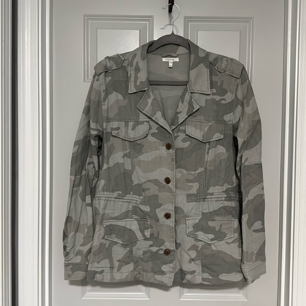 Maurice’s Size 0 Gray Camo Light Weight Button Front Jacket